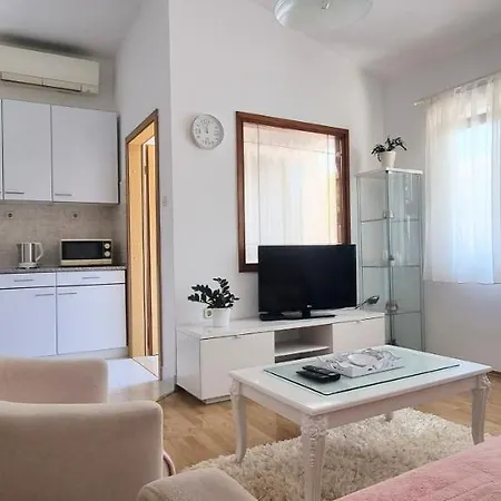 Kate-few Minutes From Apartman